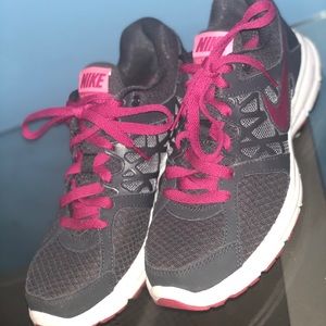 Women’s Nike tennis shoe